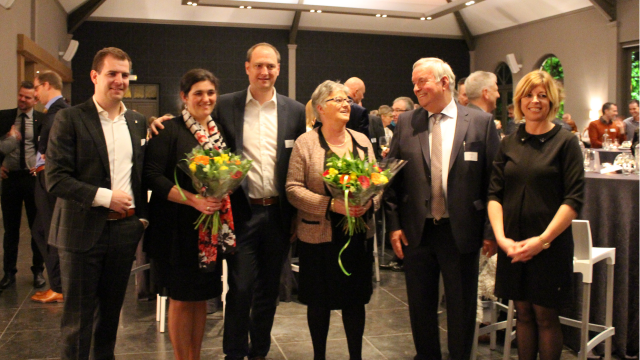 Sidec uit Balen wint LON-award Voka Kempen - voorzitter Sam Daems en secretaris Brenda Boons samen met Yves Jonckers en Guy Donckers samen met hun partners