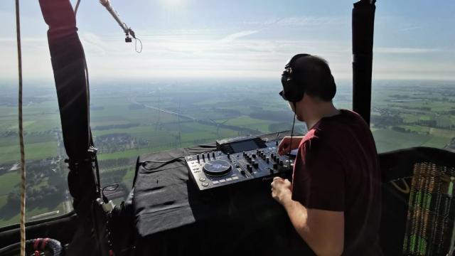 WOEFBASS speelt DJ set vanuit grootste luchtballon van België